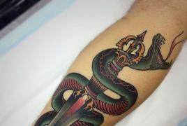 Sketsa tato dengan ular di lengan