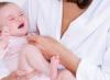 ¿Por qué llora un bebé al mamar?